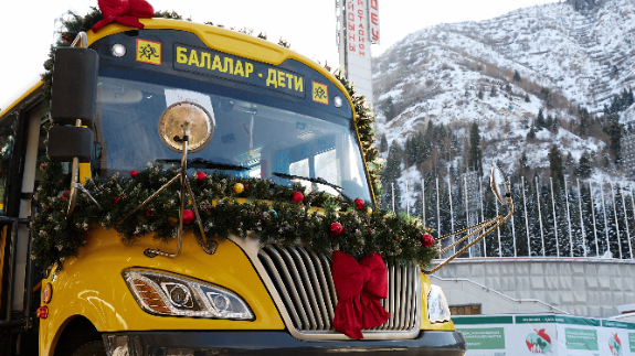 В Алматы прошла новогодняя акция с участием школьных автобусов Yutong