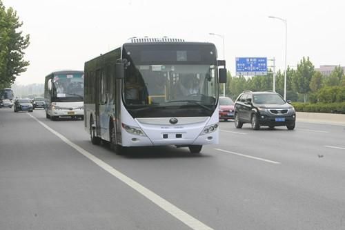Министр министерства транспорта Ли Сяопэн испытает автобус автопилотирования Юйтун