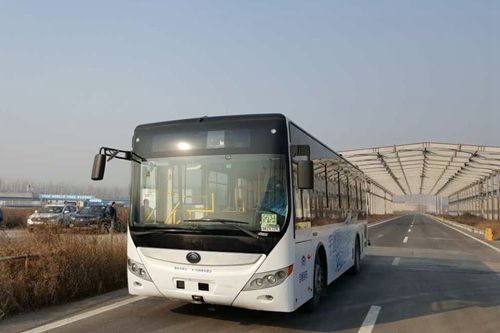 Министр министерства транспорта Ли Сяопэн испытает автобус автопилотирования Юйтун