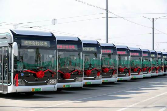 440 соединенных с интеллектуальной сетью автобусов Yutong озарили своим блеском Китайскую Международную импортную выставку