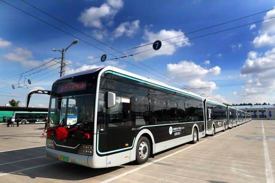 440 соединенных с интеллектуальной сетью автобусов Yutong озарили своим блеском Китайскую Международную импортную выставку